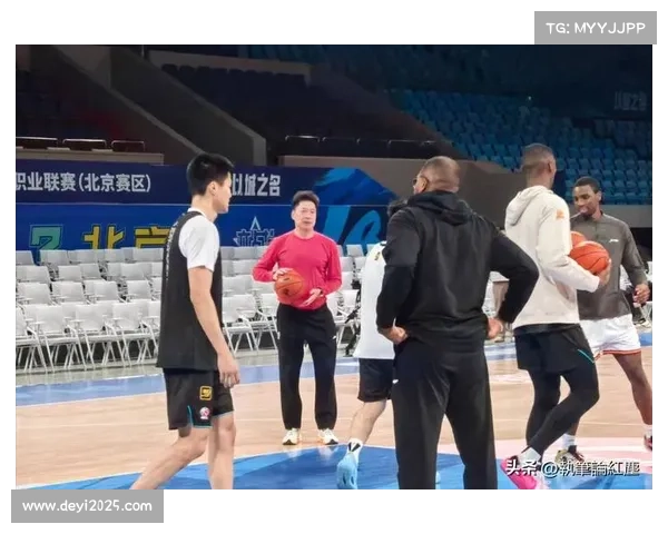 李楠低调现身首钢训练场顾问身份引发外界广泛猜测和关注 李楠低调现身首钢训练场顾问身份引发外界广泛猜测和关注