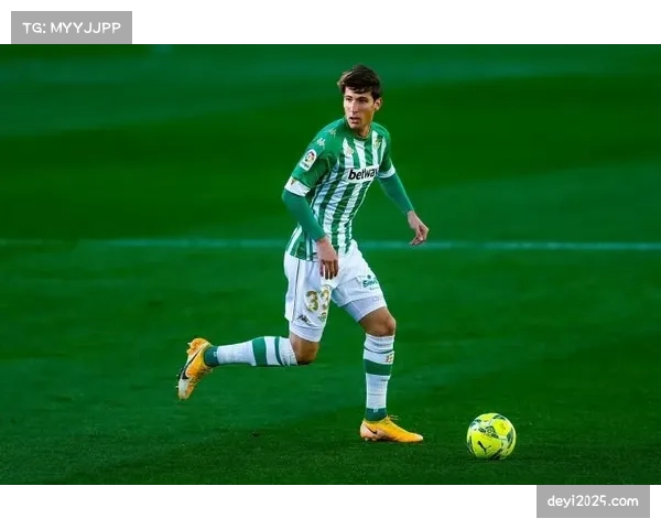 镜头捕捉：看台球探密集记录贝蒂斯年轻边卫米兰达的每一次前插传中